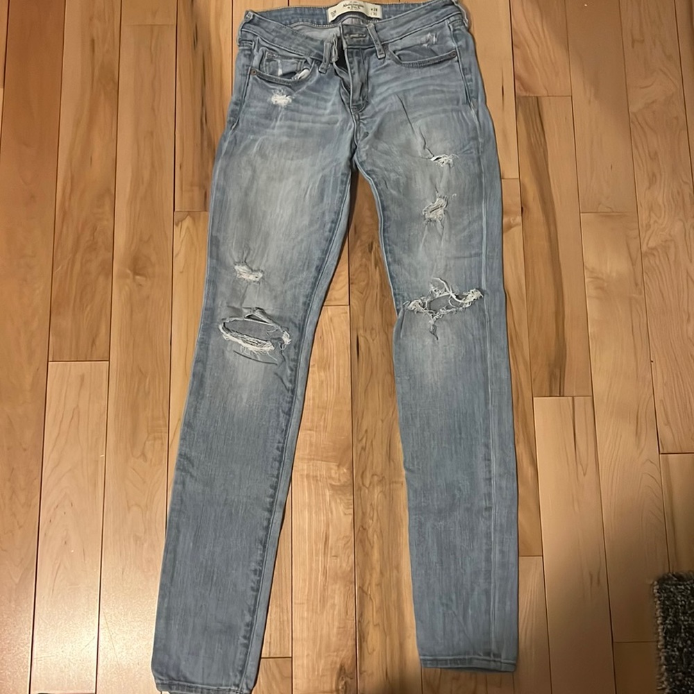 Size 00R skinny Abercrombie and fitch jeans! Great condition.